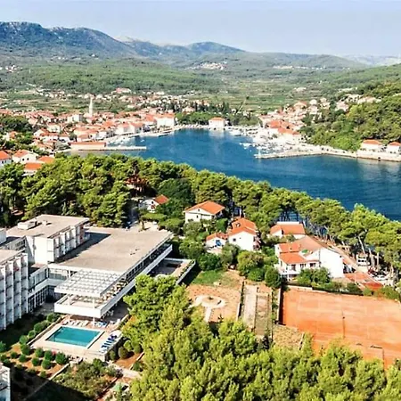 Two Bedroom Ap., Huge Terrace & Sandy Beach! Jelsa (Hvar)