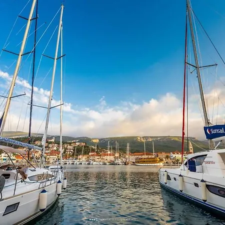 Two Bedroom Ap., Huge Terrace & Sandy Beach! * Jelsa (Hvar)