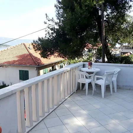 Apartment Two Bedroom Ap., Huge Terrace & Sandy Beach! Jelsa (Hvar)